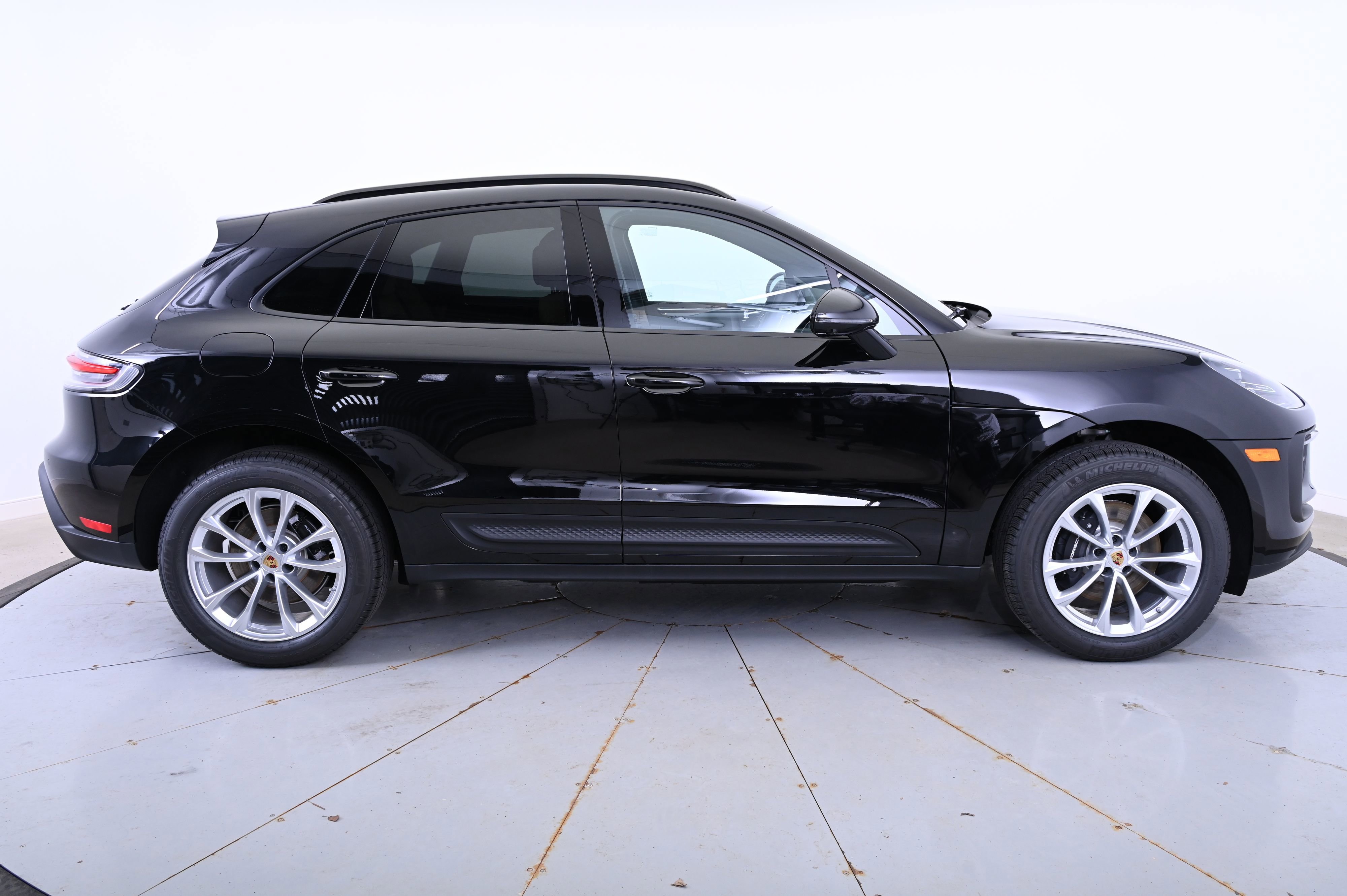 Certified 2025 Porsche Macan image 8