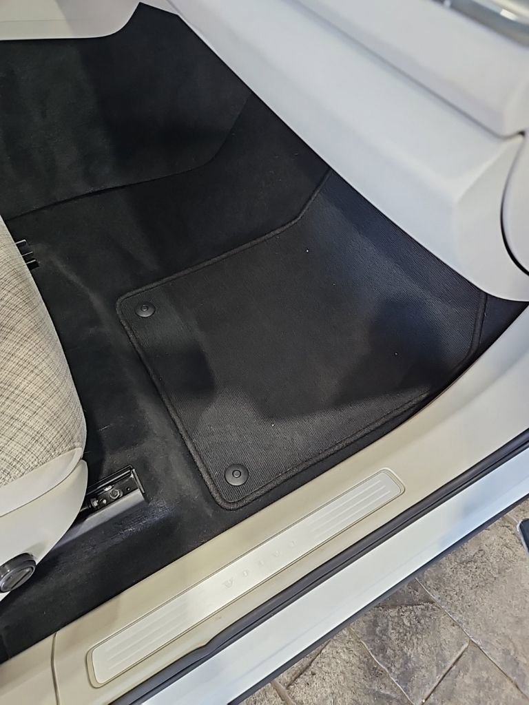 Used 2022 Volvo XC60 B5 Momentum image 14