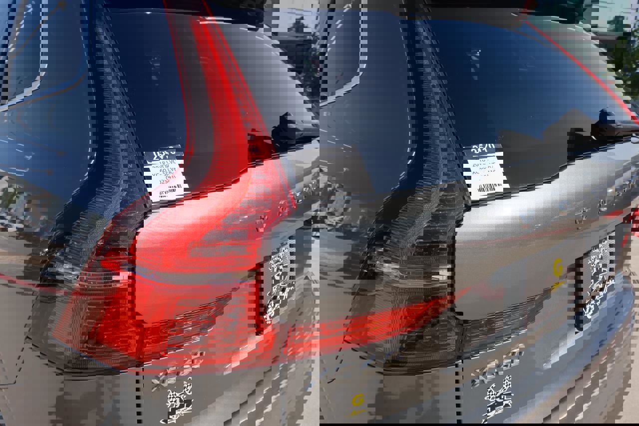 Used 2018 Volvo XC60 T5 Momentum w/ Convenience Package image 10