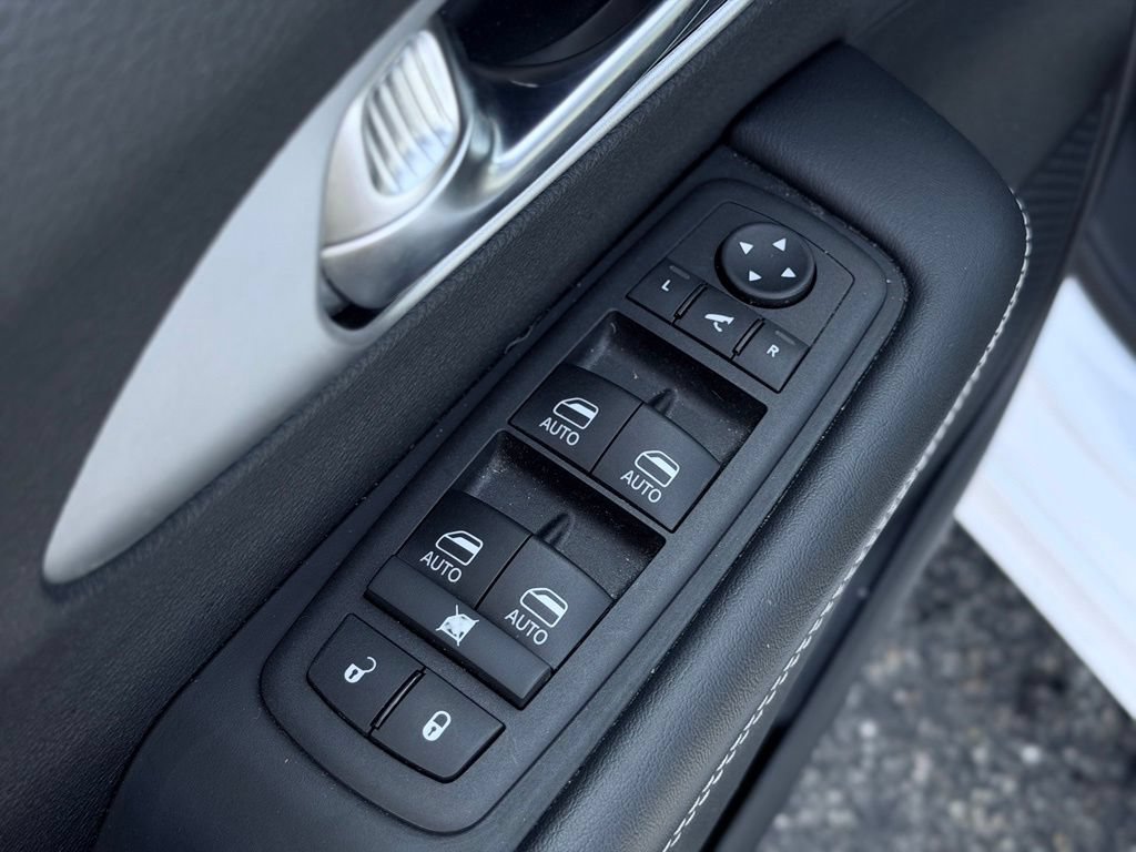Used 2025 Chrysler Pacifica Limited FWD image 18