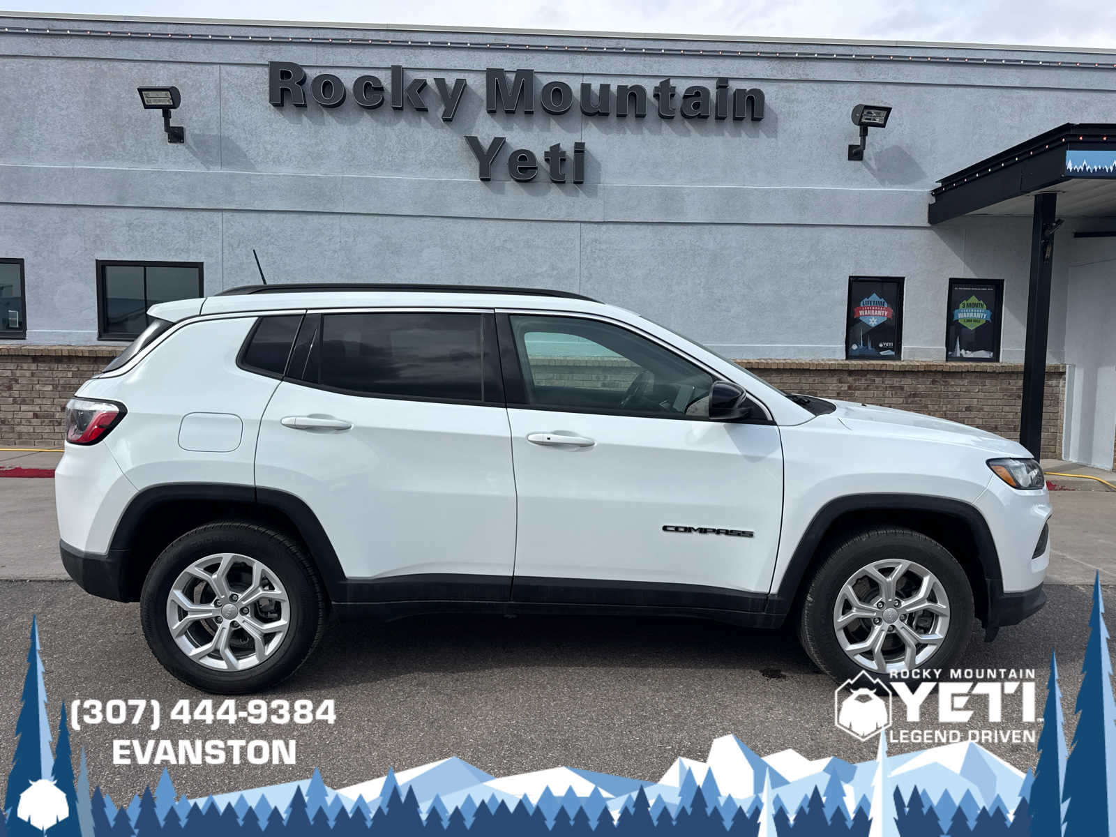 Used 2024 Jeep Compass Latitude AWD/4WD image 2