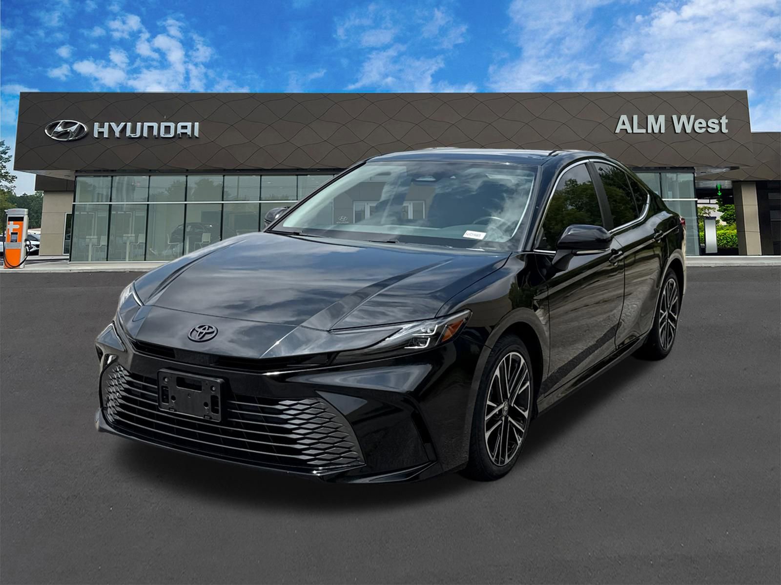 Used 2025 Toyota Camry XLE FWD image 1