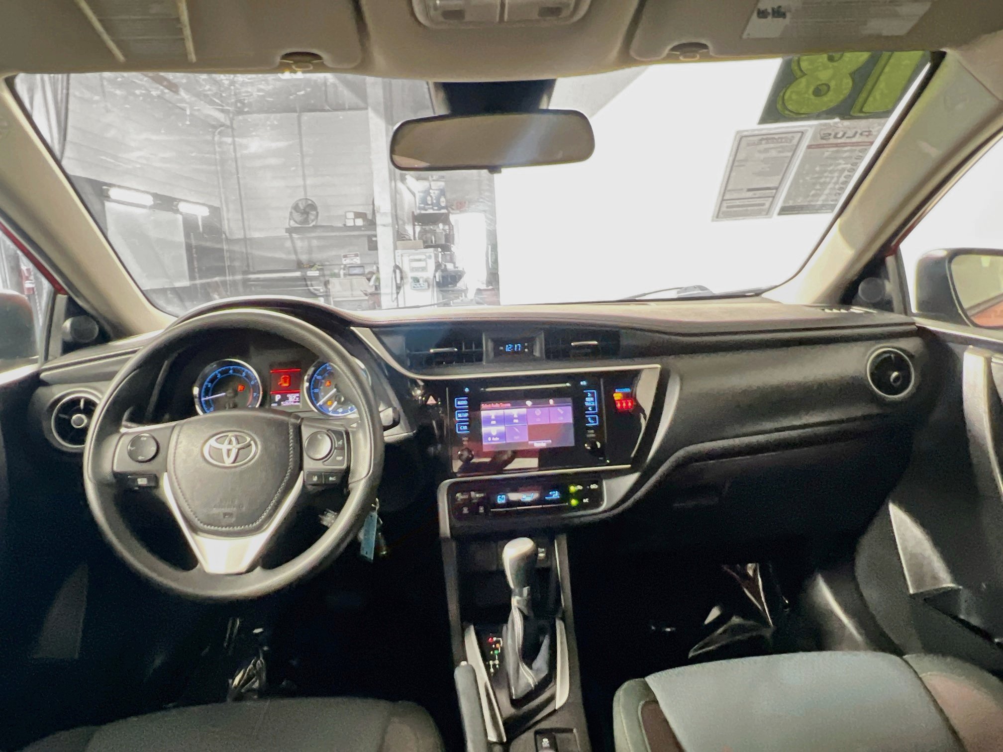 Used 2018 Toyota Corolla LE FWD image 29
