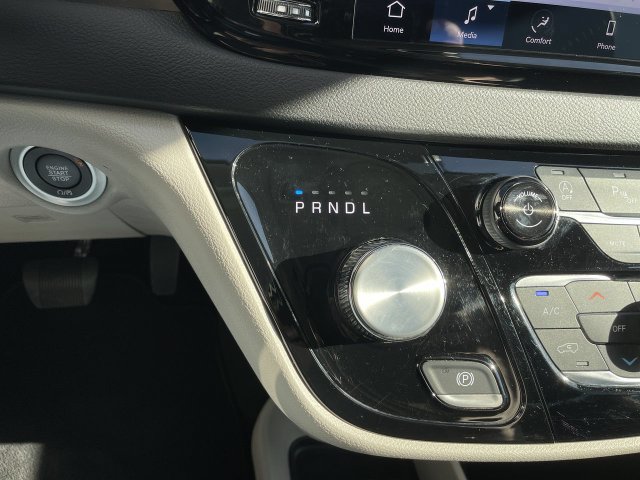 Used 2024 Chrysler Pacifica Touring-L FWD image 21