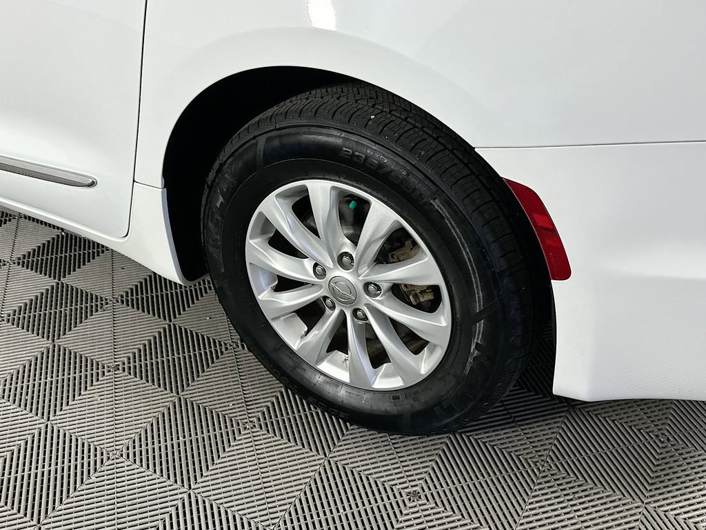 Certified 2019 Chrysler Pacifica Touring-L image 38