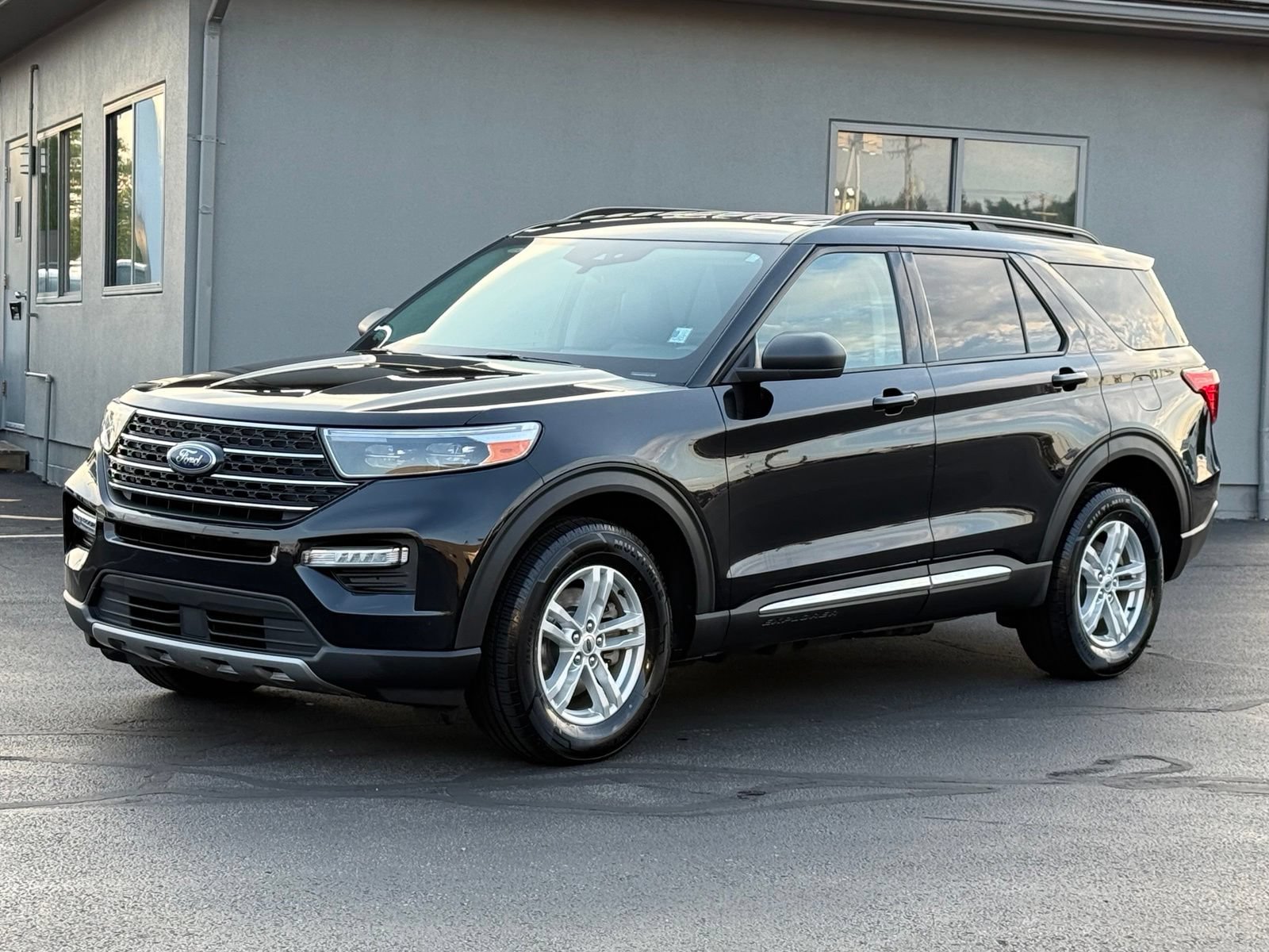 Used 2023 Ford Explorer XLT w/ Equipment Group 202A AWD/4WD image 8
