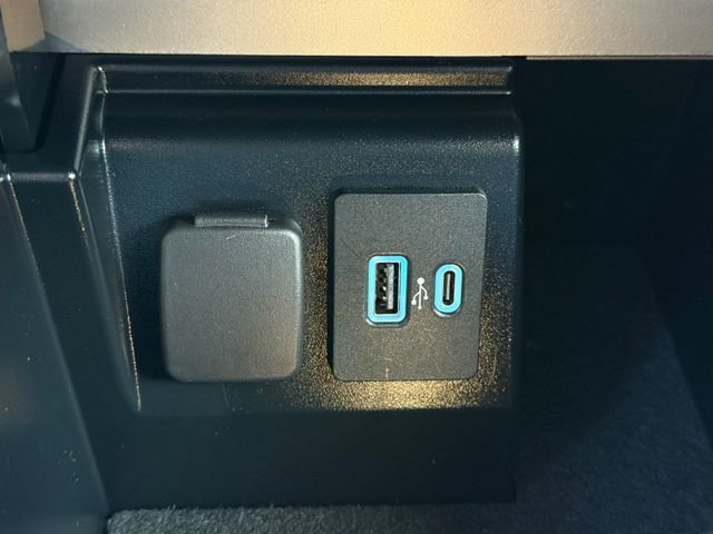 Used 2022 Ford Explorer XLT w/ Equipment Group 202A image 13