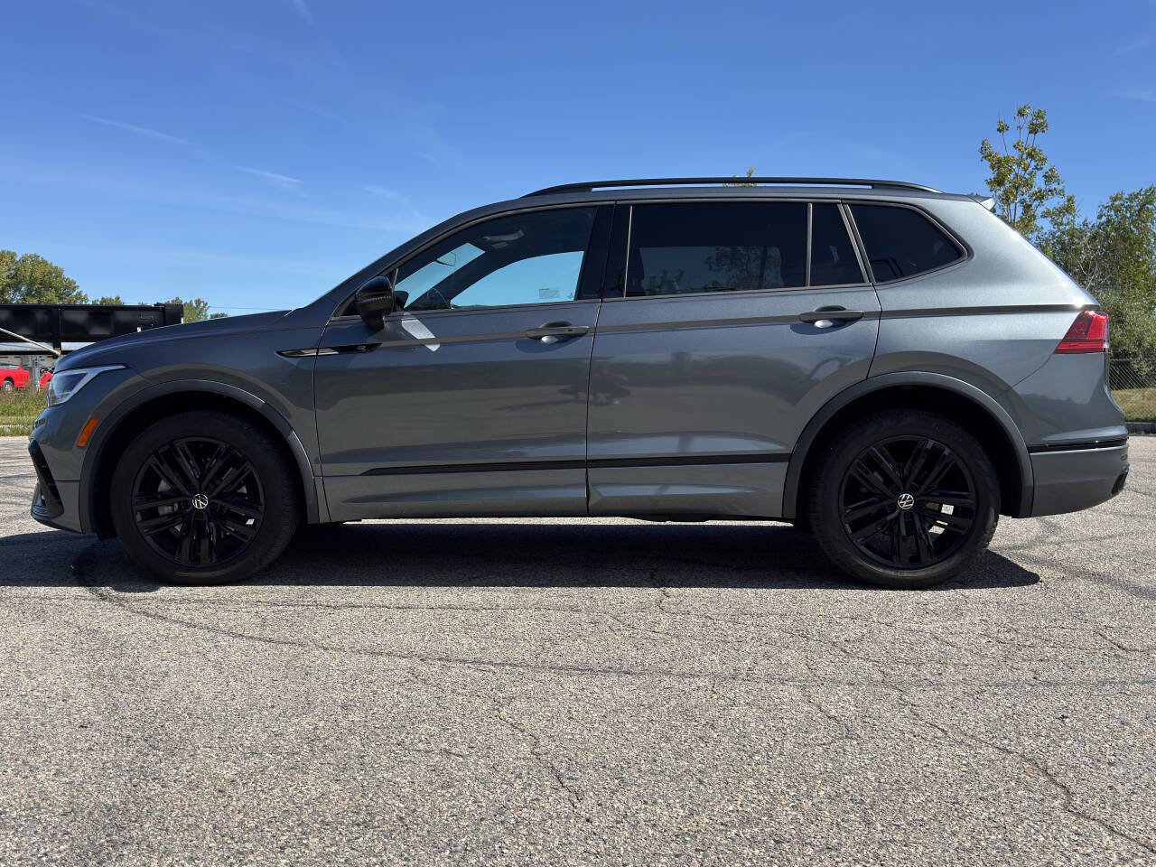 Used 2022 Volkswagen Tiguan SE R-Line FWD image 2