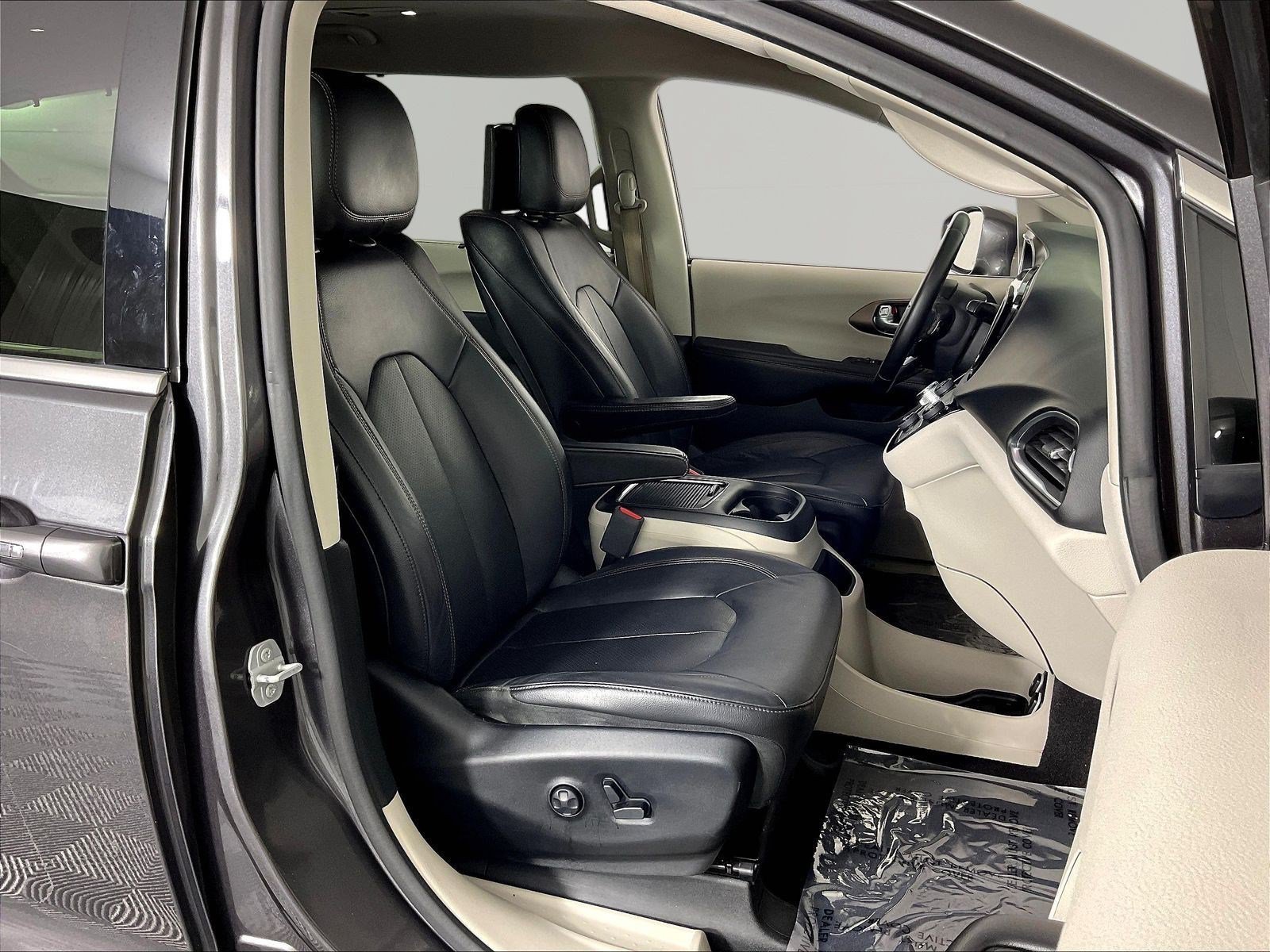 Used 2018 Chrysler Pacifica Touring-L Plus FWD image 29