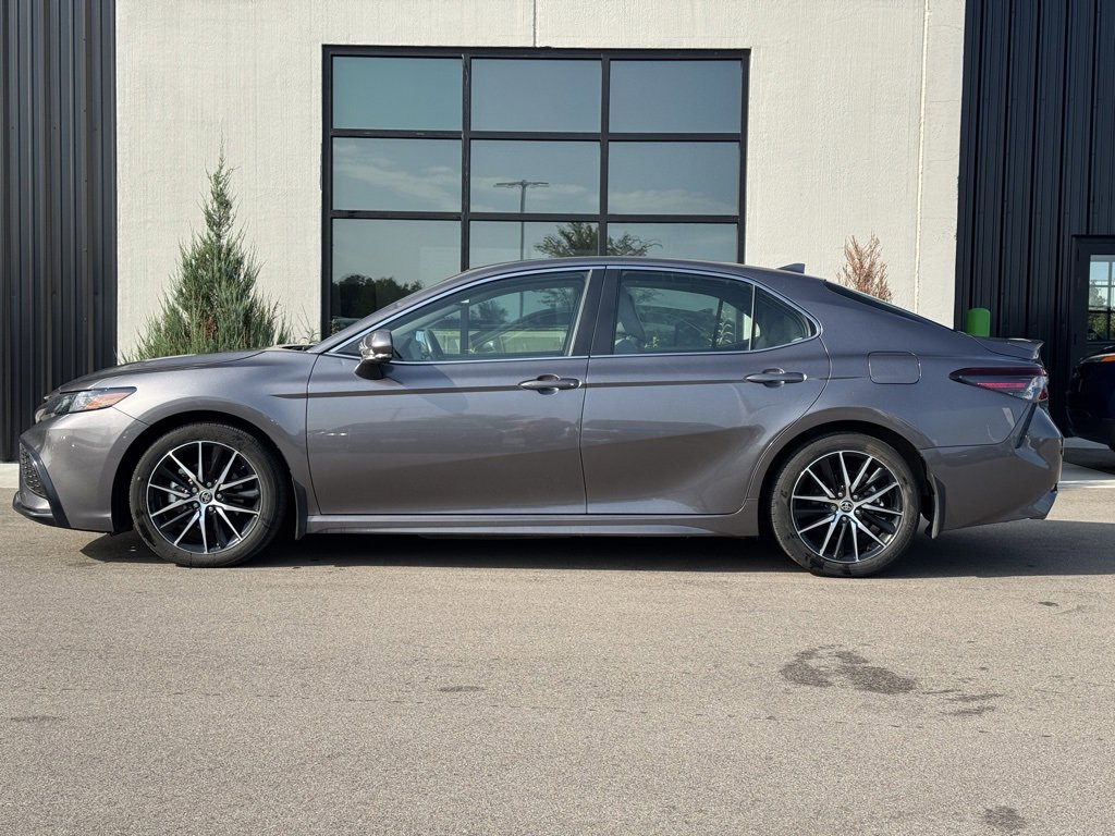 Used 2024 Toyota Camry SE image 2