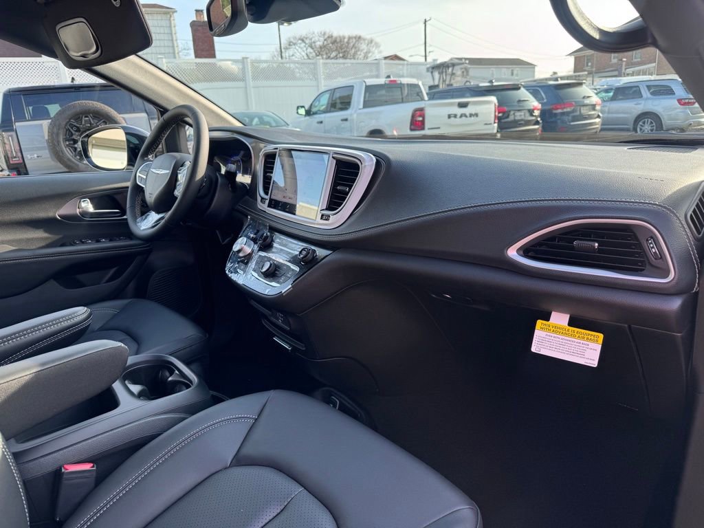 New 2026 Chrysler Pacifica Select AWD/4WD image 28