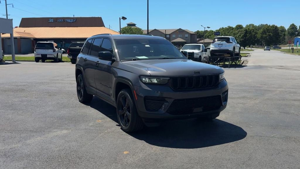 Used 2023 Jeep Grand Cherokee Altitude AWD/4WD image 9