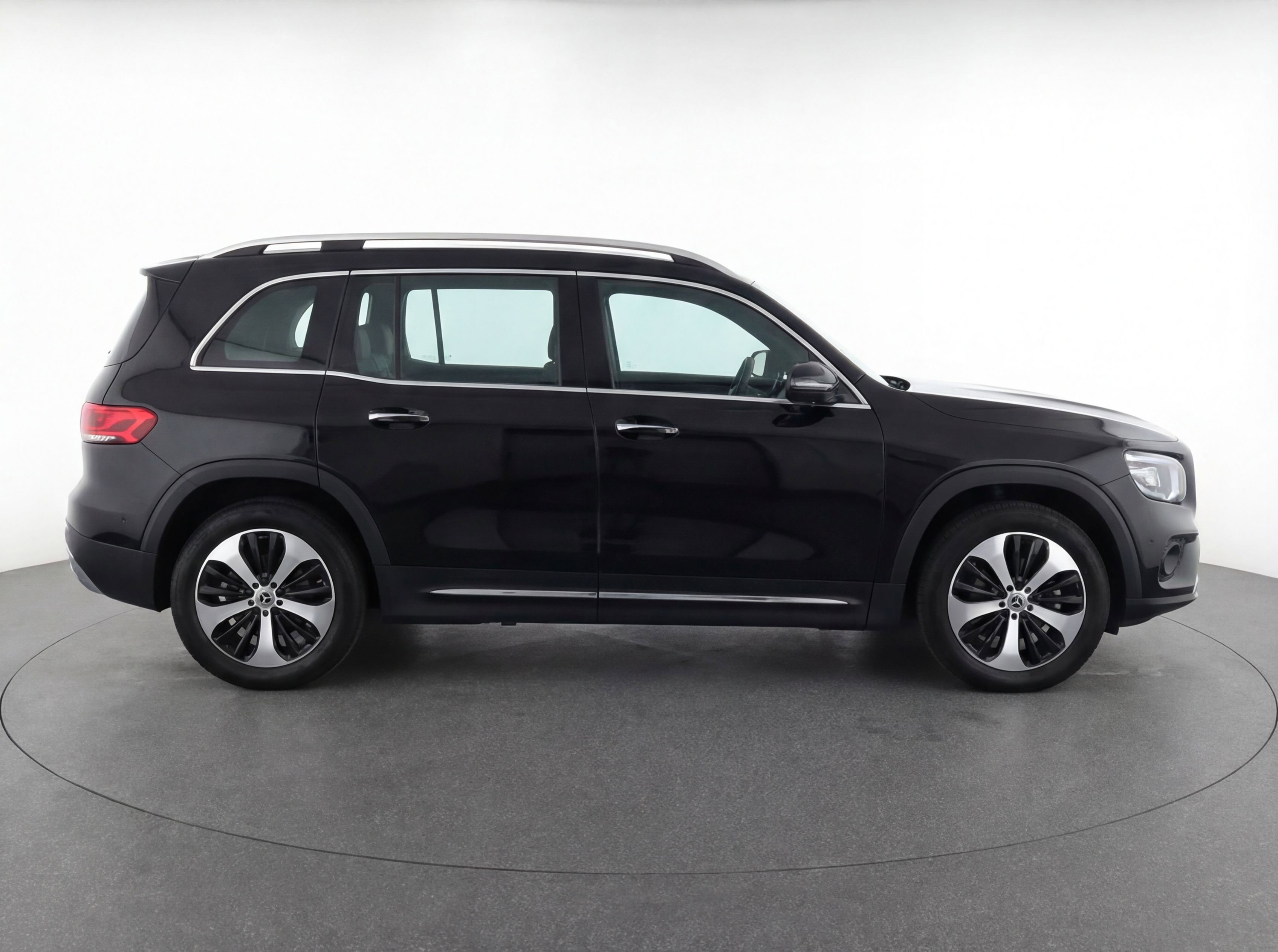 Used 2025 Mercedes-Benz GLB 250 4MATIC image 11