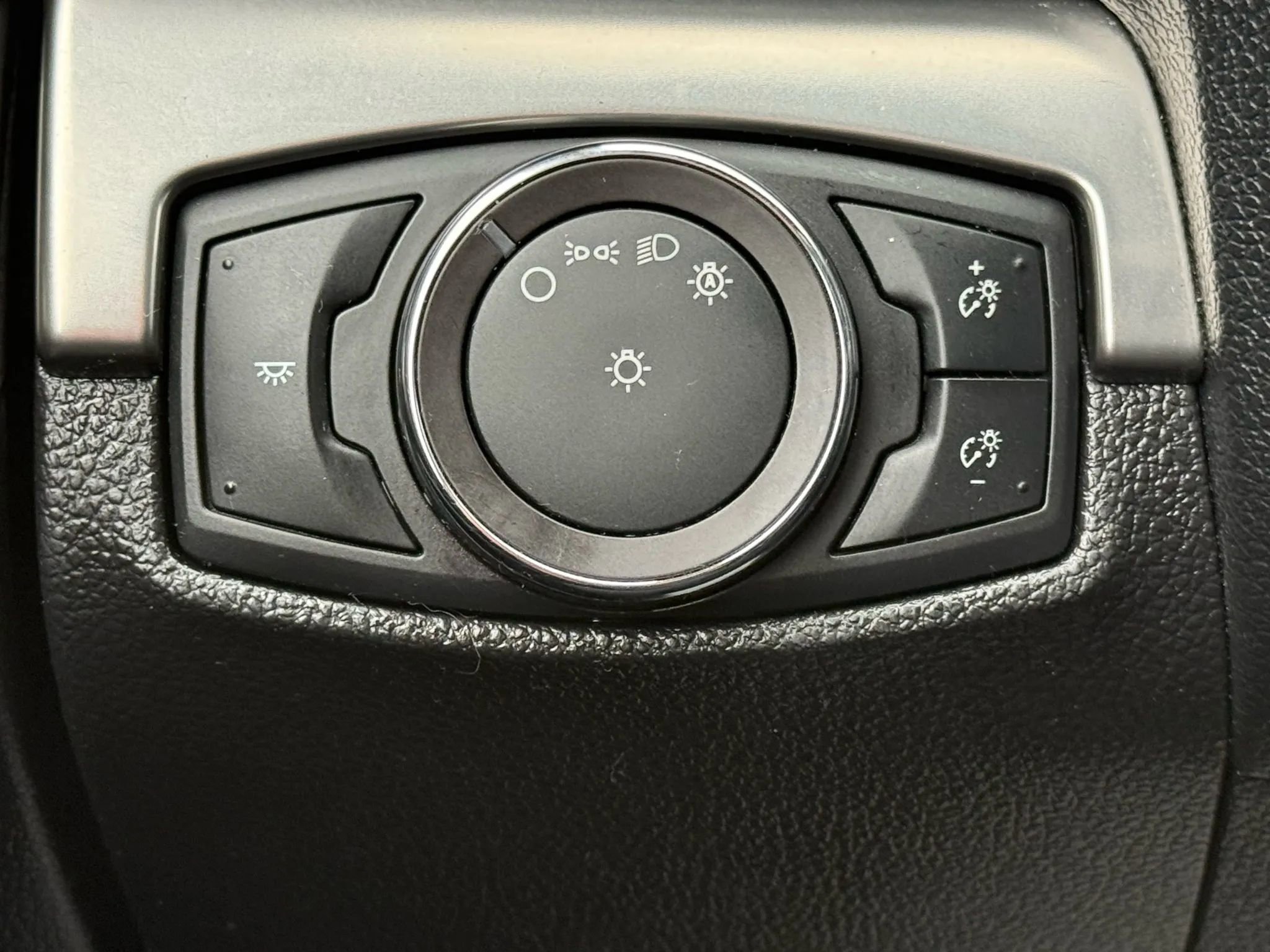 Used 2018 Ford Explorer XLT image 41