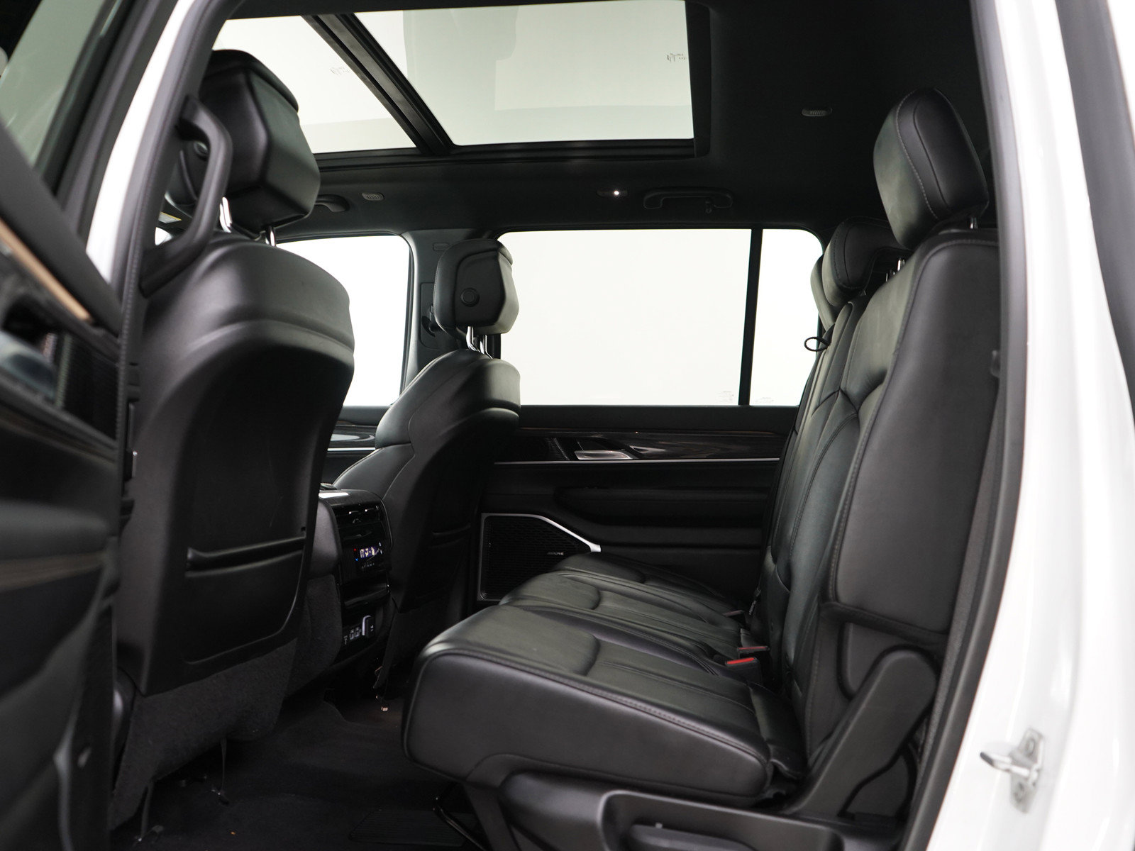 Used 2022 Jeep Wagoneer Series II w/ Premium Group I AWD/4WD image 19