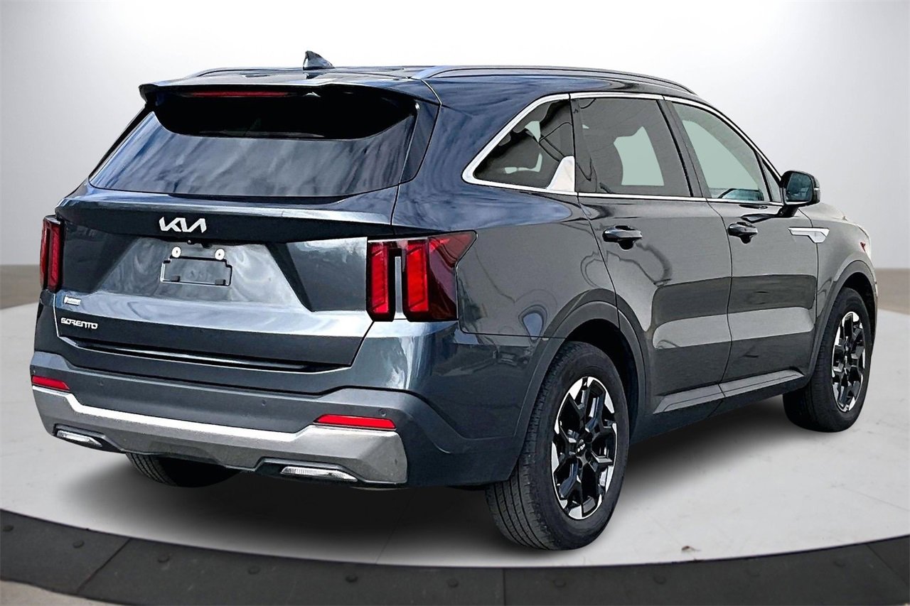 Used 2024 Kia Sorento S image 9