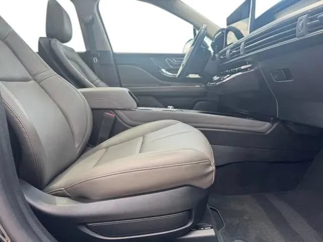 Used 2025 Lincoln Corsair AWD w/ Jet Appearance Package image 14