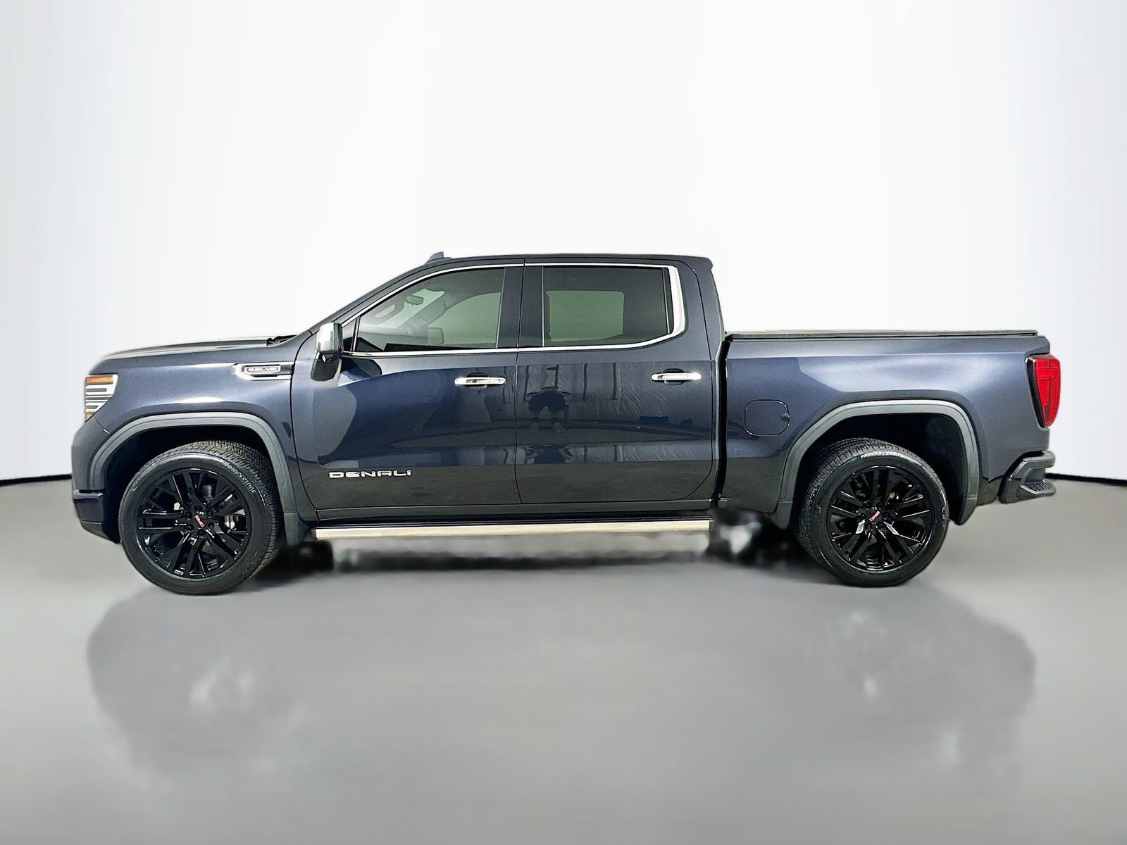 Used 2022 GMC Sierra 1500 Denali w/ Technology Package AWD/4WD image 8