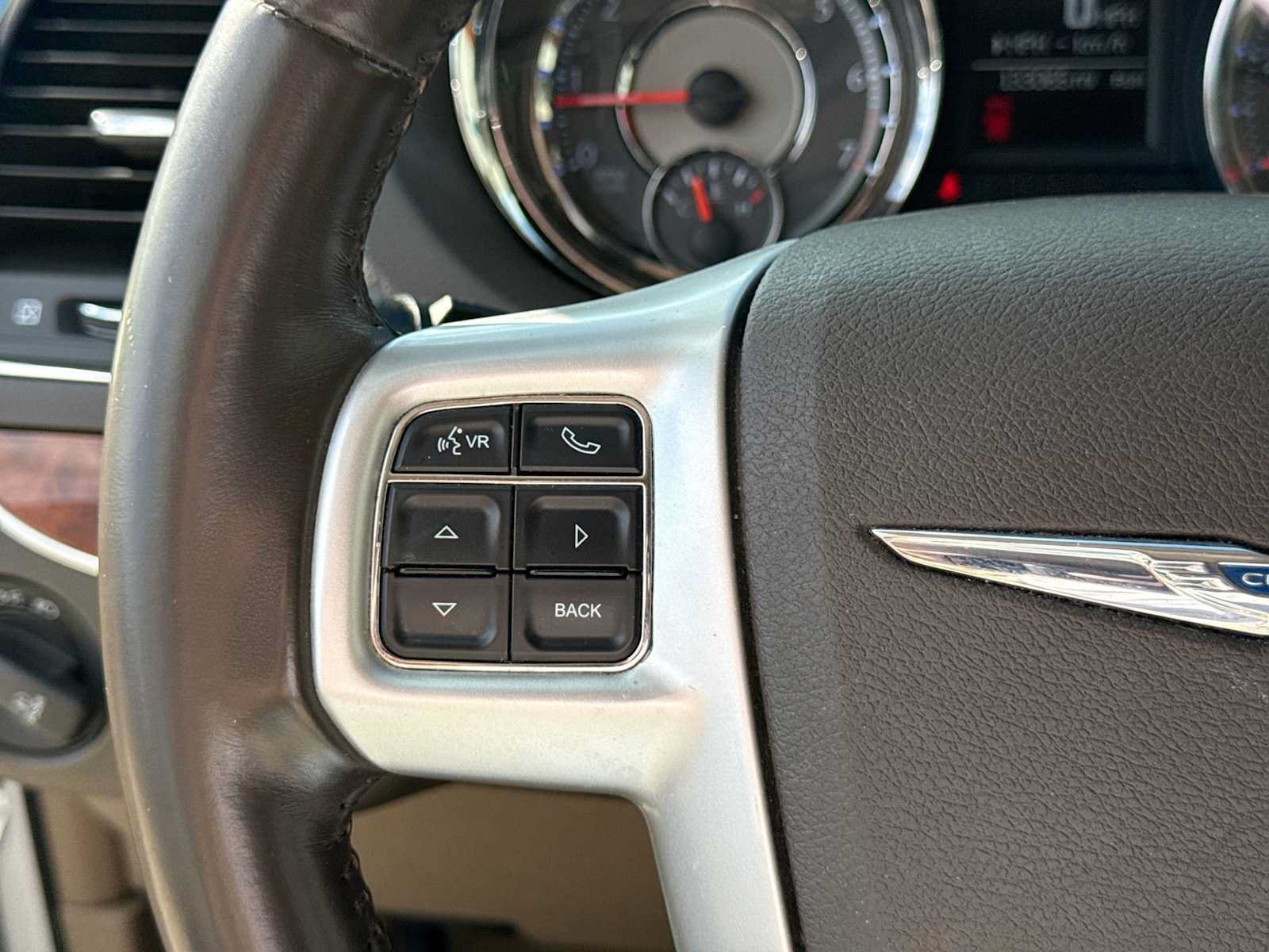 Used 2014 Chrysler Town & Country Touring-L FWD image 21