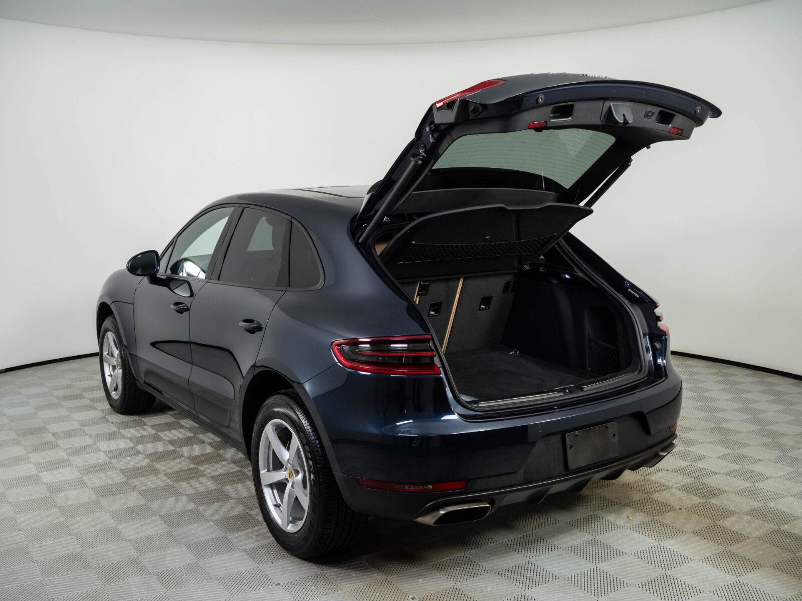 Used 2018 Porsche Macan AWD/4WD image 30