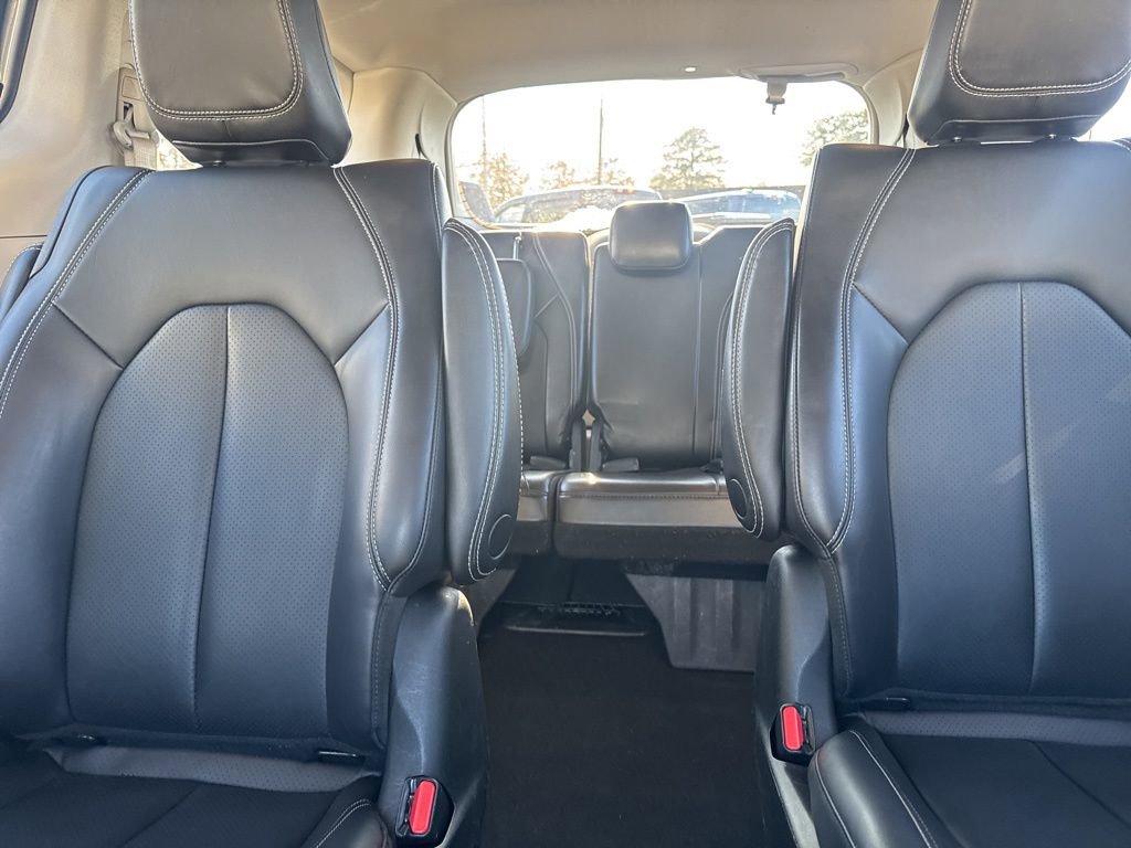 Used 2023 Chrysler Pacifica Touring-L image 13