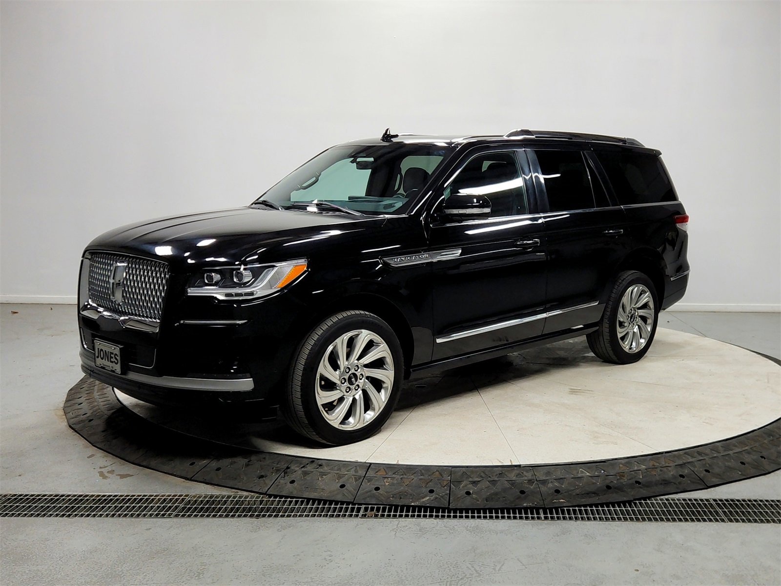 Used 2024 Lincoln Navigator Reserve image 3