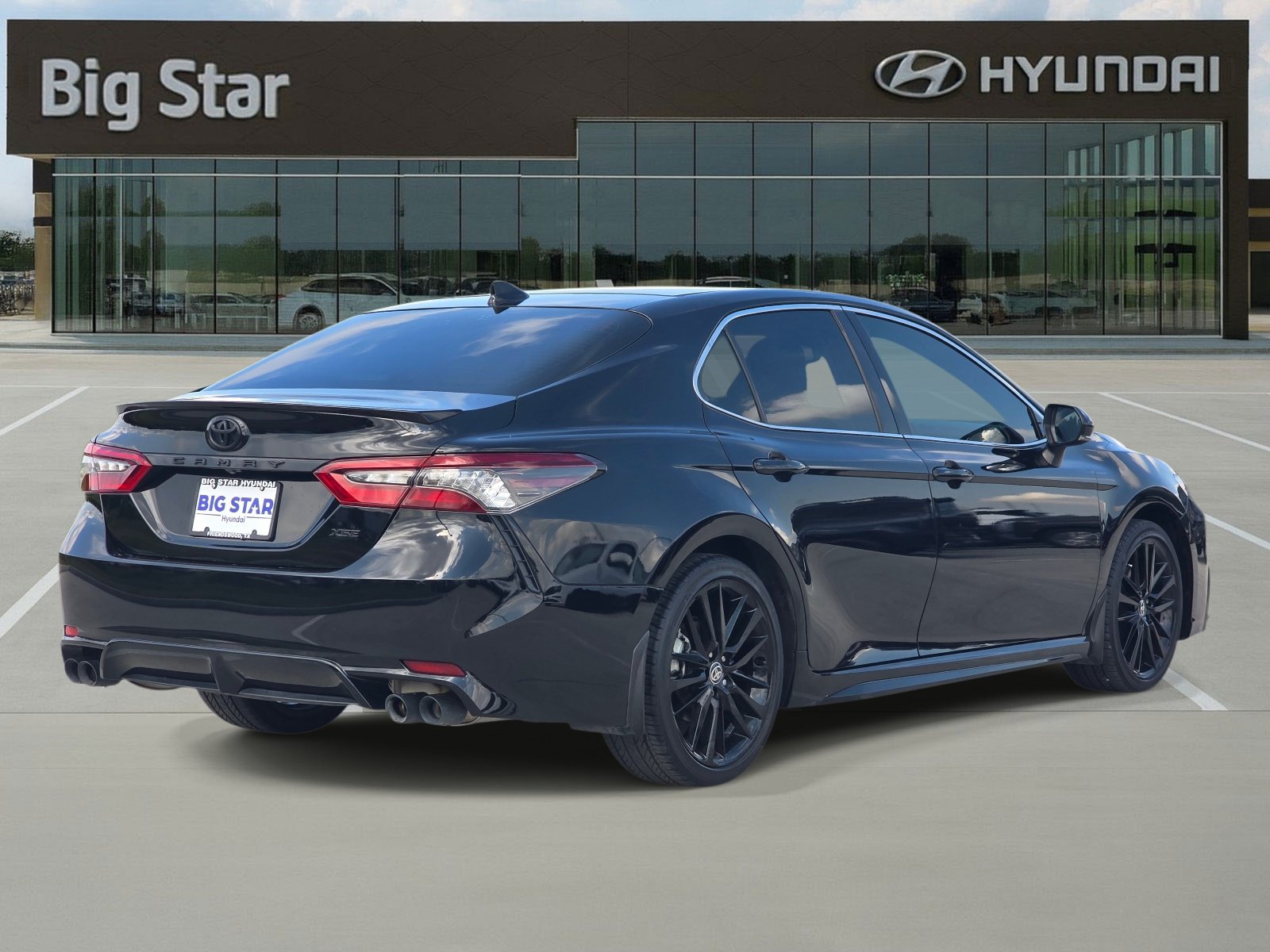 Used 2024 Toyota Camry XSE FWD image 4