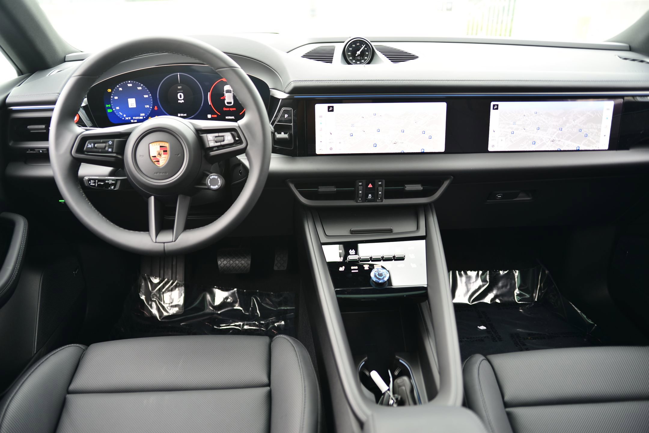 Certified 2025 Porsche Macan 4 Electric image 28