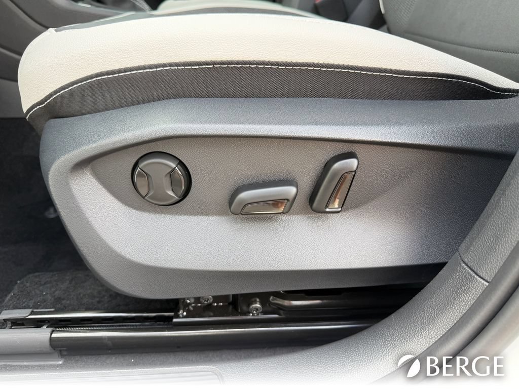 New 2026 Volkswagen Taos SE FWD image 12