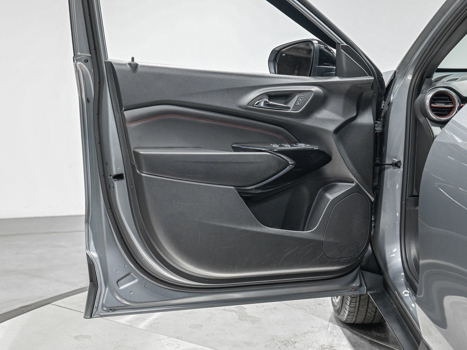 Used 2025 Chevrolet Trax RS w/ Sunroof Package image 12