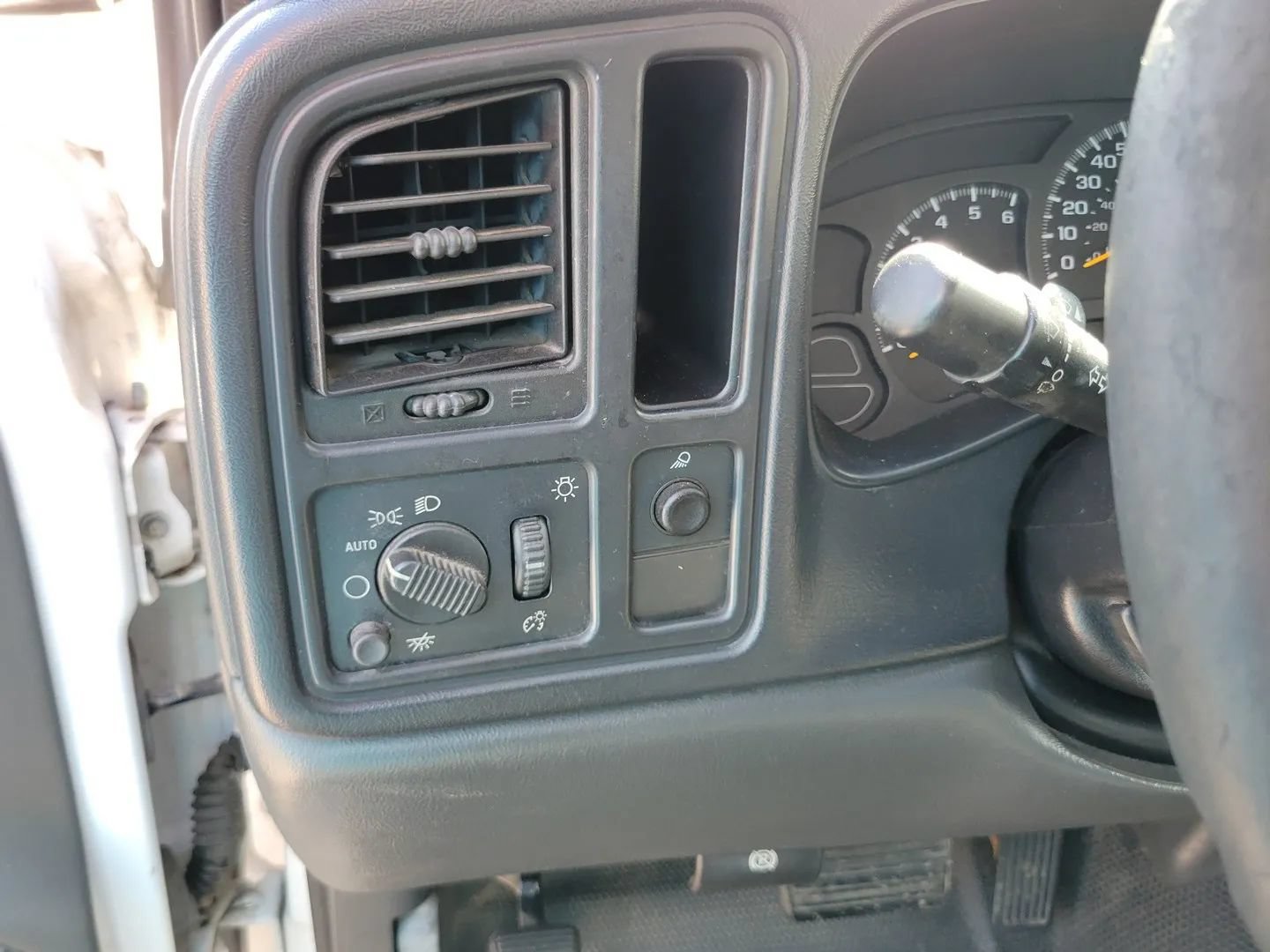 Used 2004 Chevrolet Silverado 1500 W/T RWD image 15