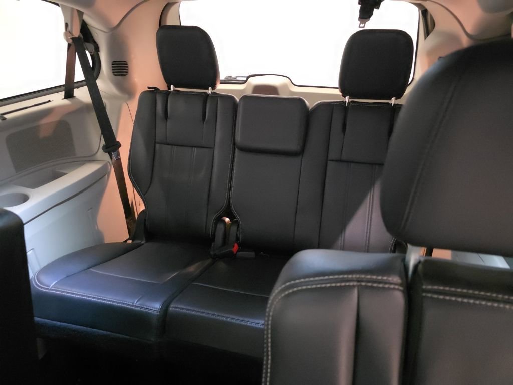 Used 2015 Chrysler Town & Country Touring-L w/ Driver Convenience Group image 11