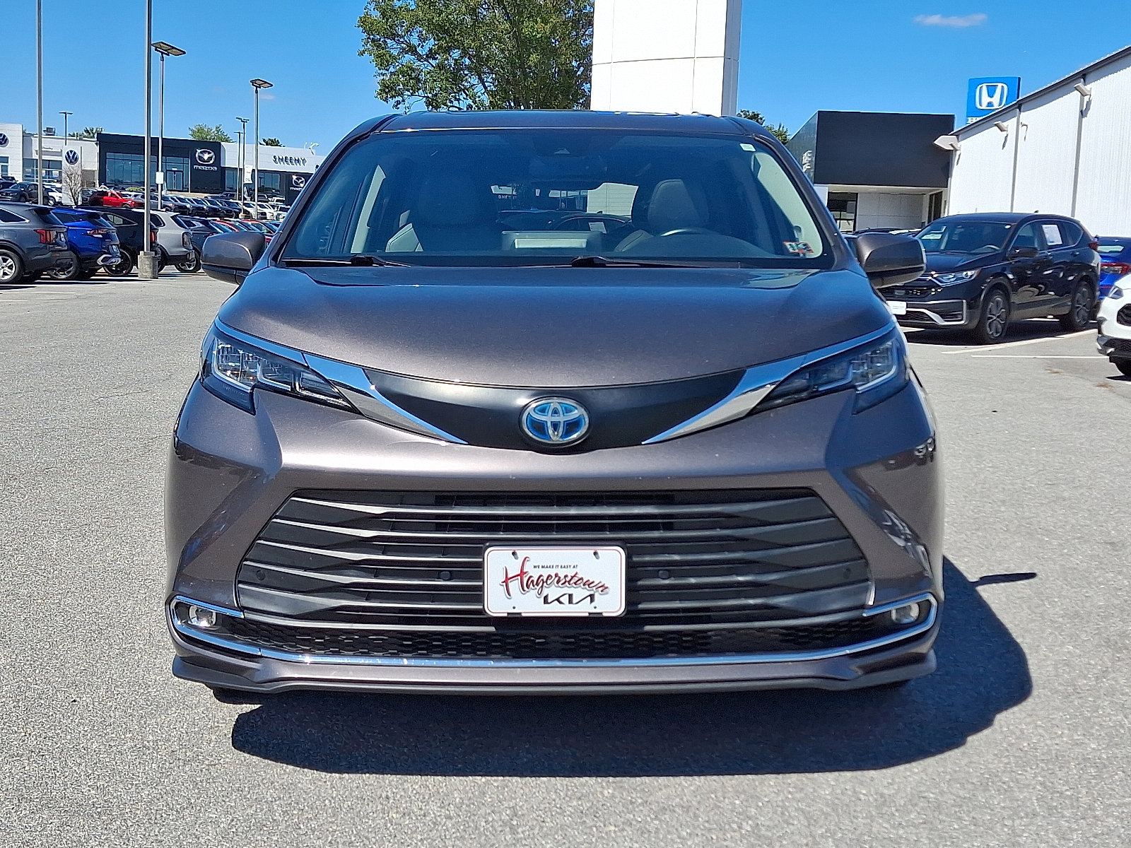Used 2021 Toyota Sienna XLE image 2