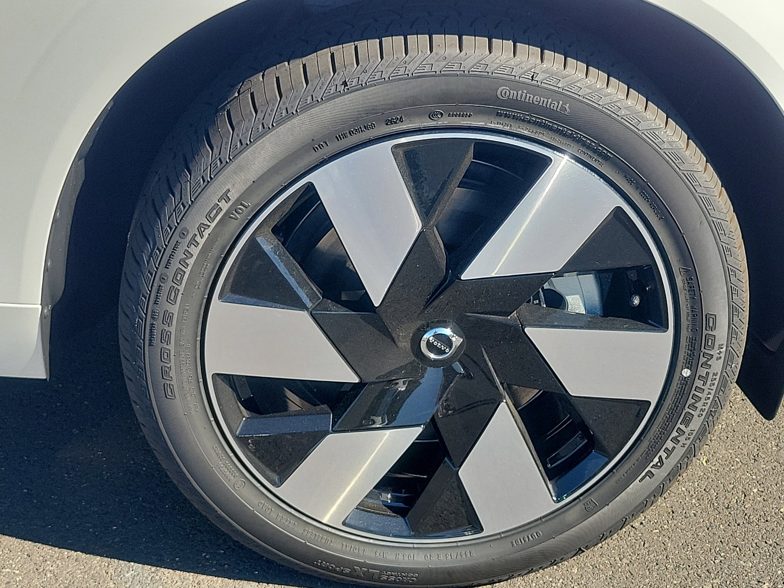 Certified 2025 Volvo XC60 T8 Plus w/ Protection Package Premier image 7