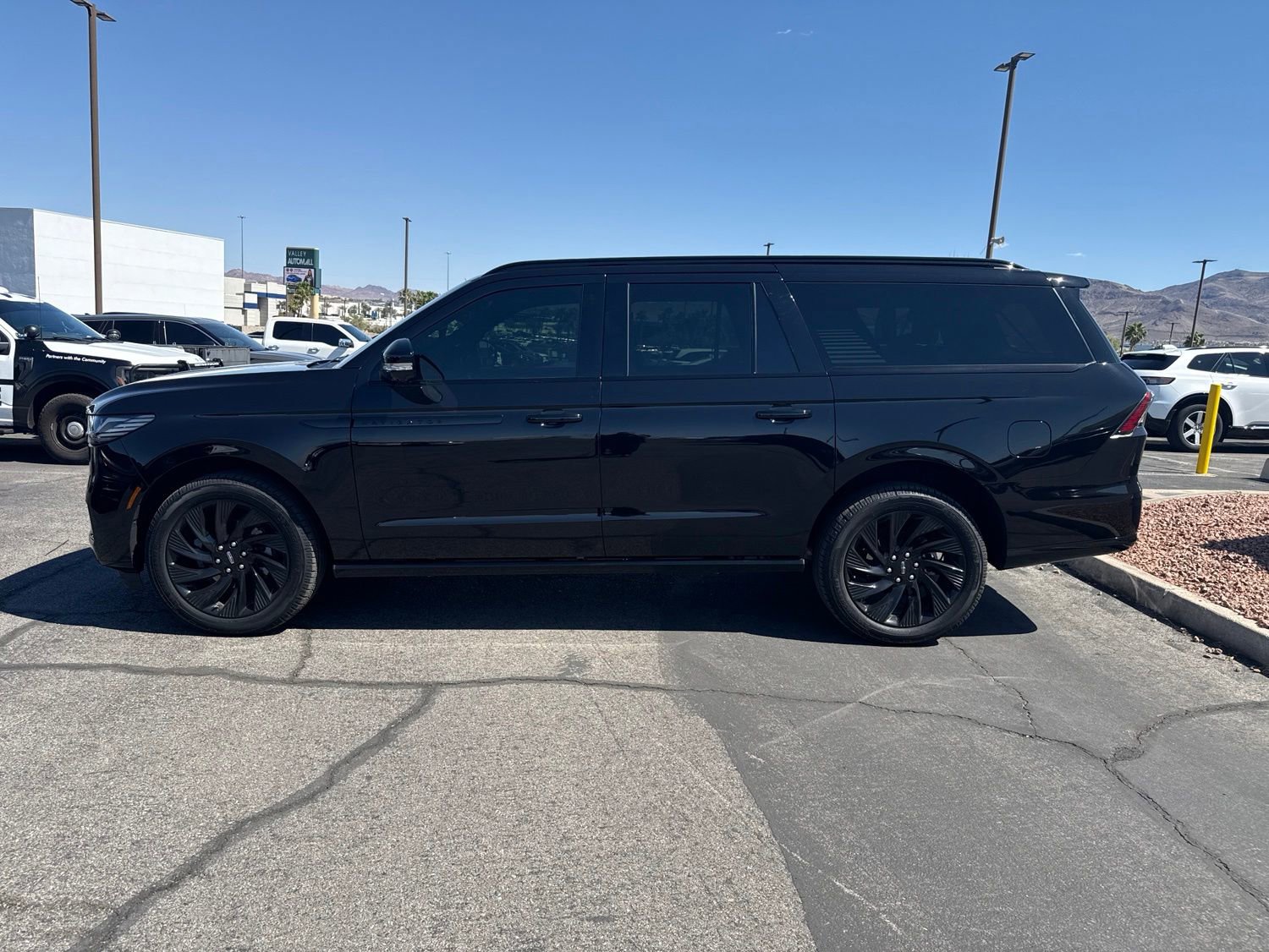 Used 2026 Lincoln Navigator L Reserve w/ Jet Appearance Package AWD/4WD image 8