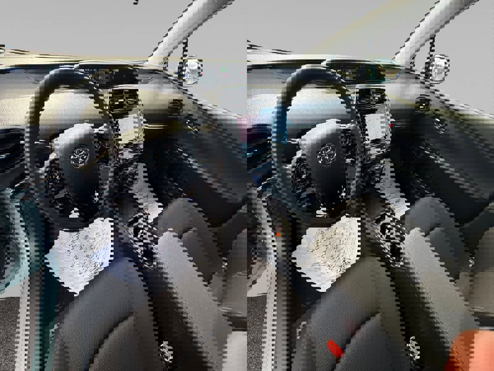 Used 2022 Toyota Prius L Eco image 12