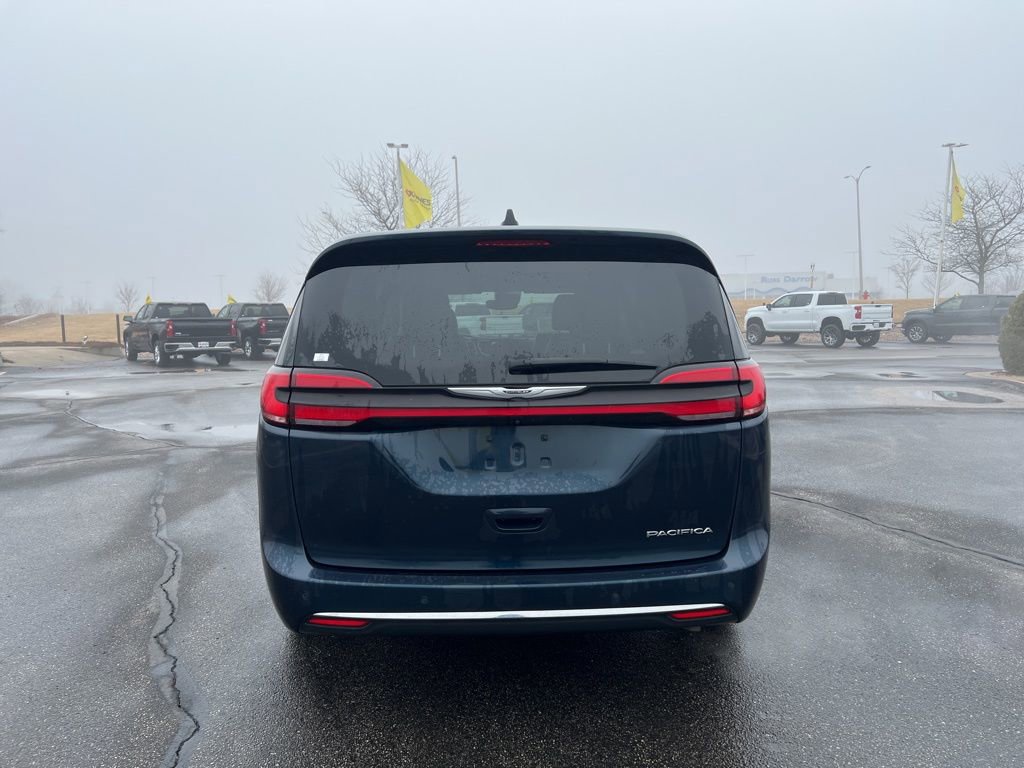 Used 2023 Chrysler Pacifica Touring-L image 4