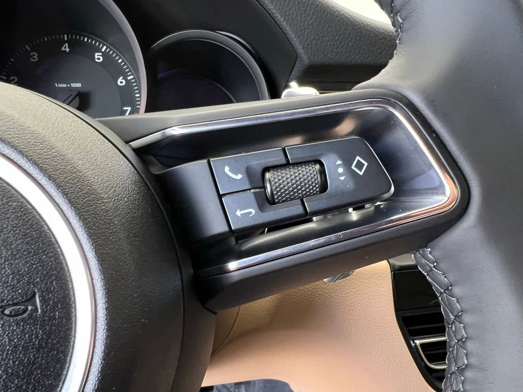 Used 2025 Porsche Macan image 8