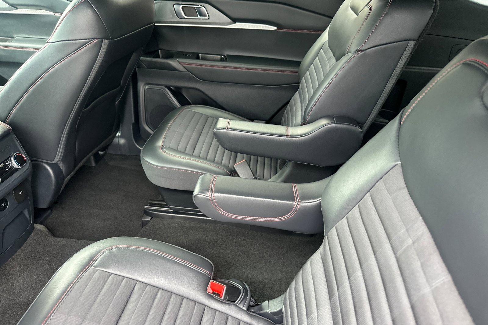 Used 2025 Ford Explorer ST-Line image 12