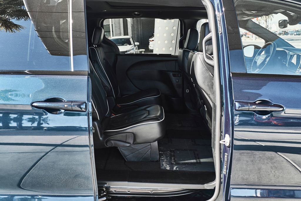 Used 2025 Chrysler Pacifica Limited FWD image 11
