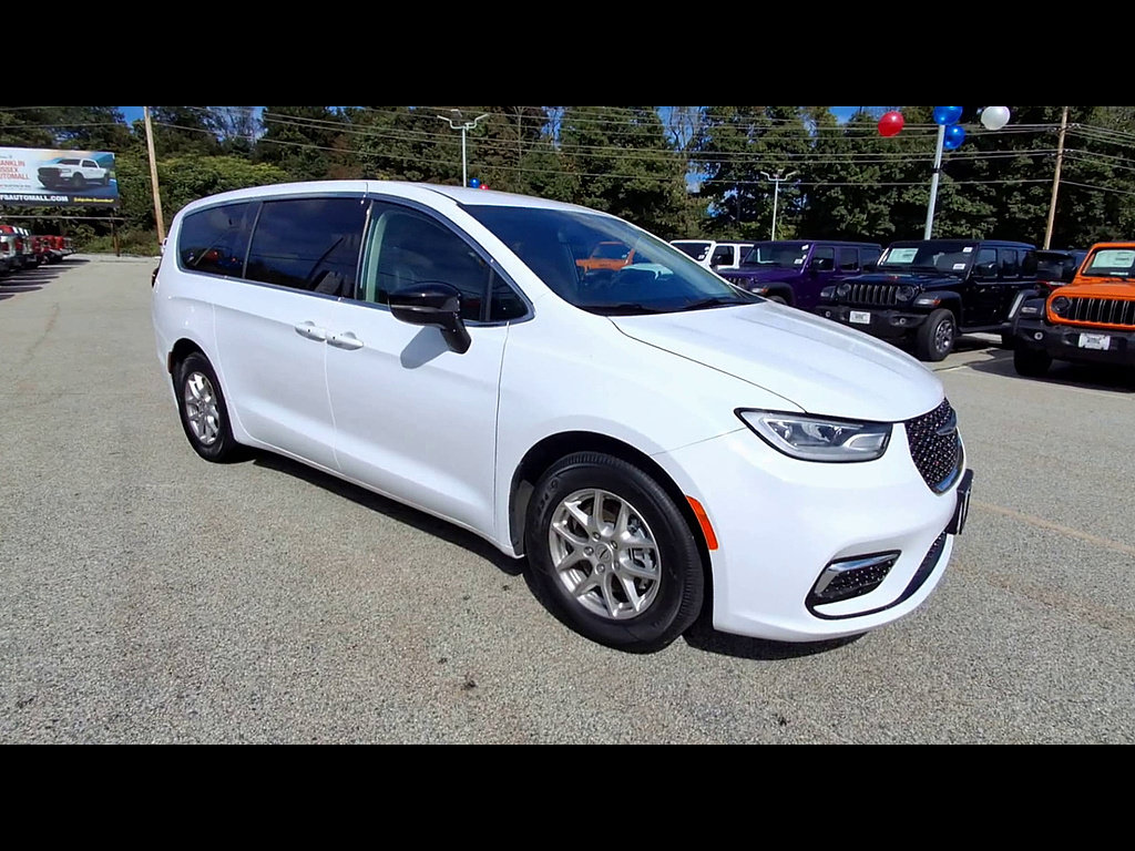 Used 2024 Chrysler Pacifica Touring-L FWD image 31