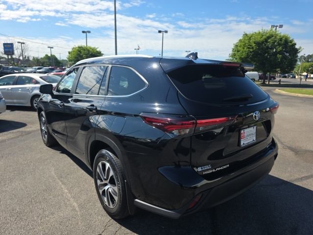 Used 2024 Toyota Highlander XLE AWD/4WD image 5