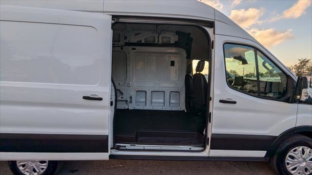 Used 2022 Ford E-Transit 148 High Roof Extended image 17