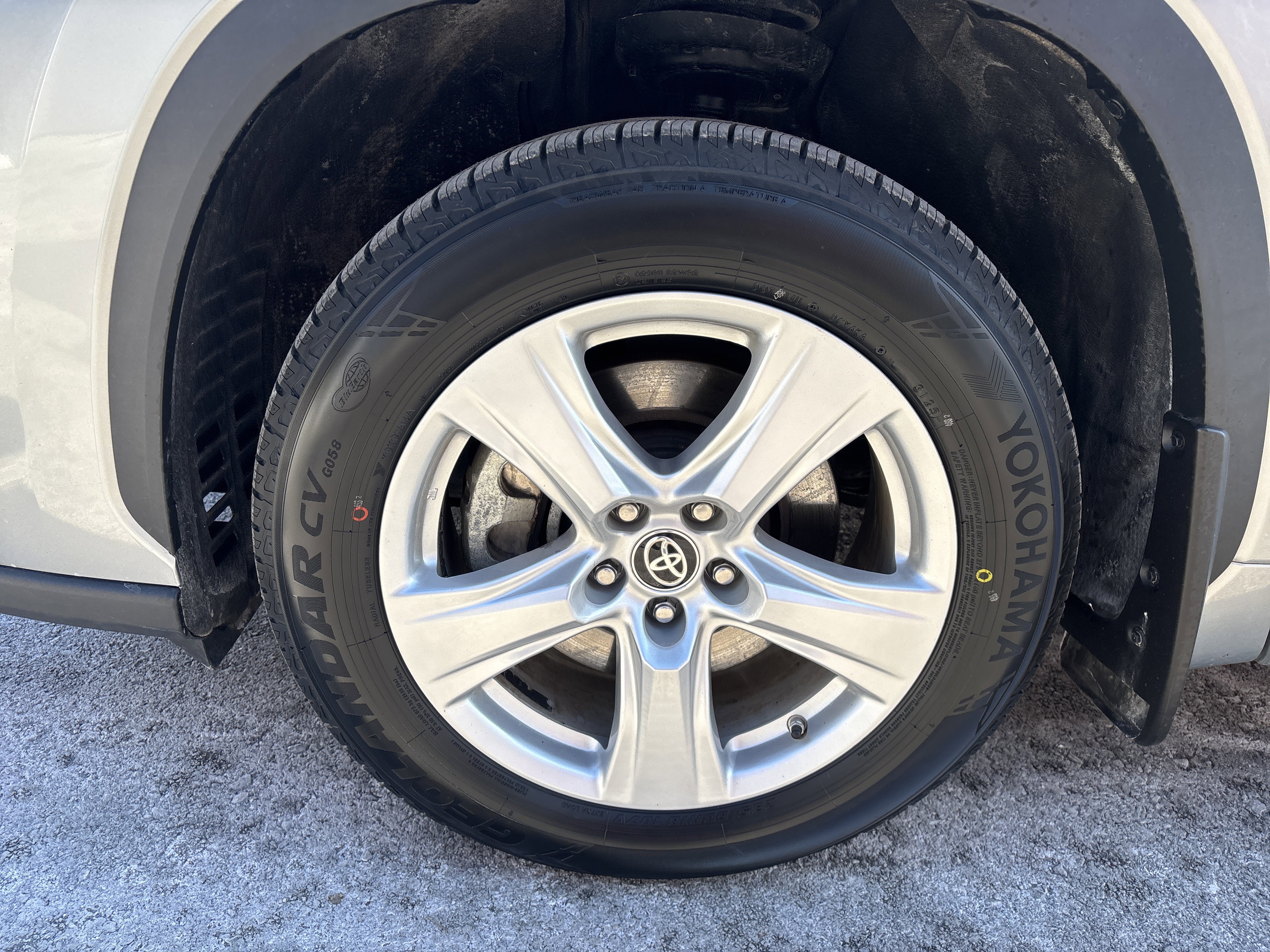 Used 2024 Toyota Highlander LE image 11