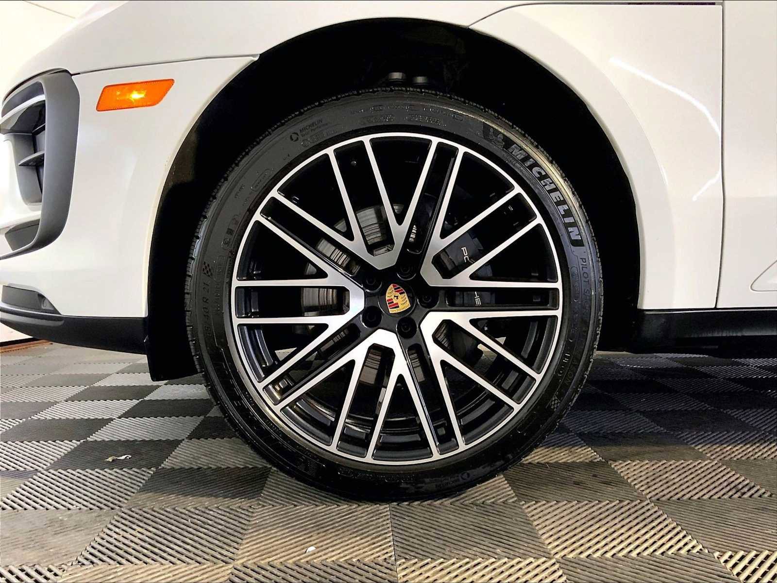 Certified 2025 Porsche Macan image 11