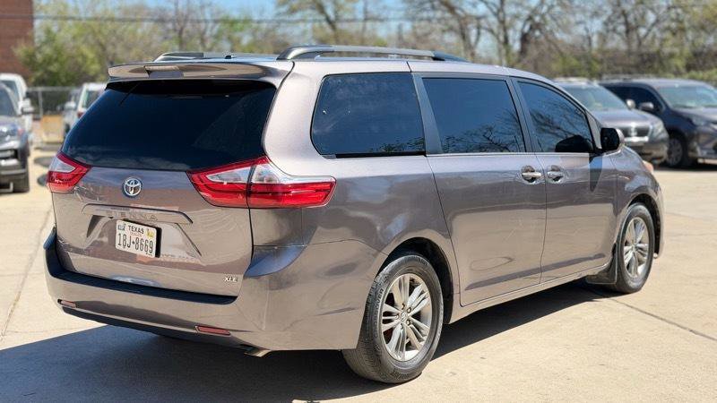 Used 2015 Toyota Sienna XLE image 4