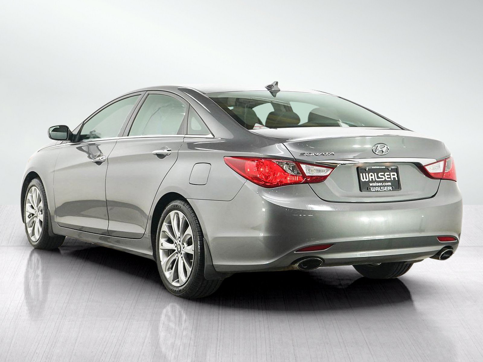 Used 2011 Hyundai Sonata SE w/ Navigation & Sunroof Pkg 4 FWD image 3