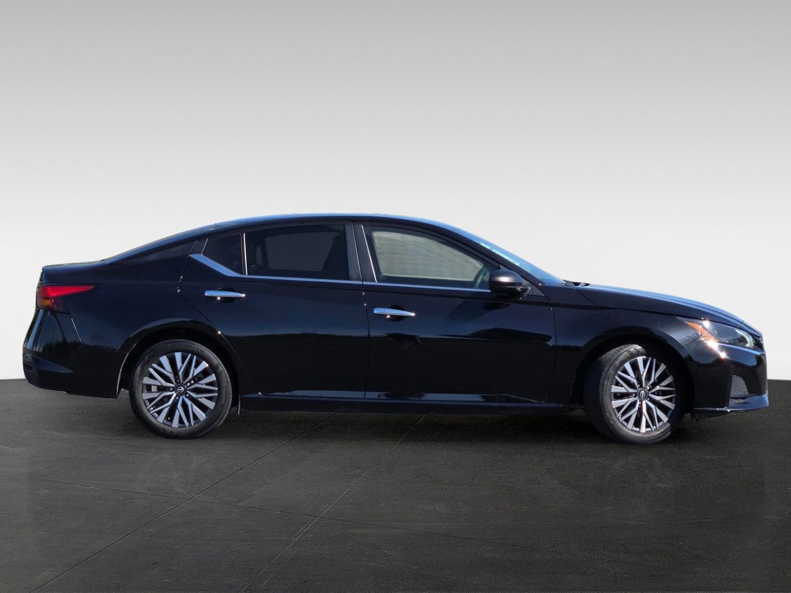 Used 2024 Nissan Altima 2.5 SV FWD image 3