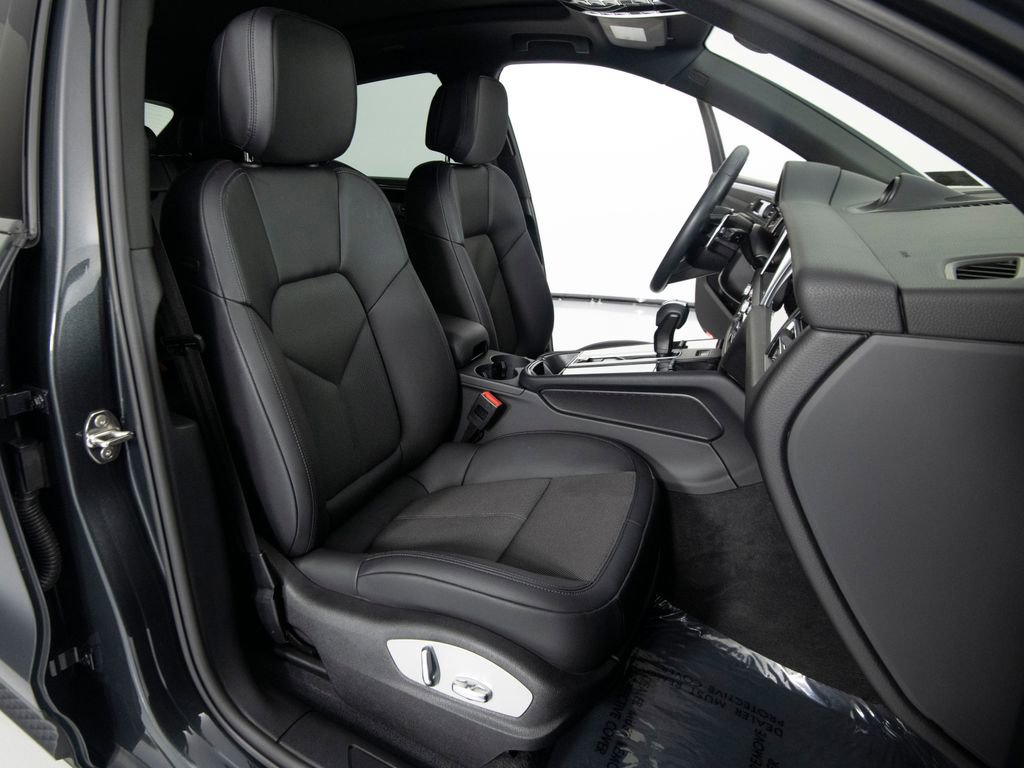 Certified 2025 Porsche Macan image 33