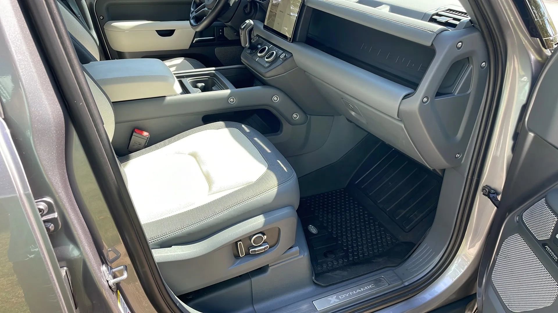 Used 2023 Land Rover Defender 130 X-Dynamic SE image 9